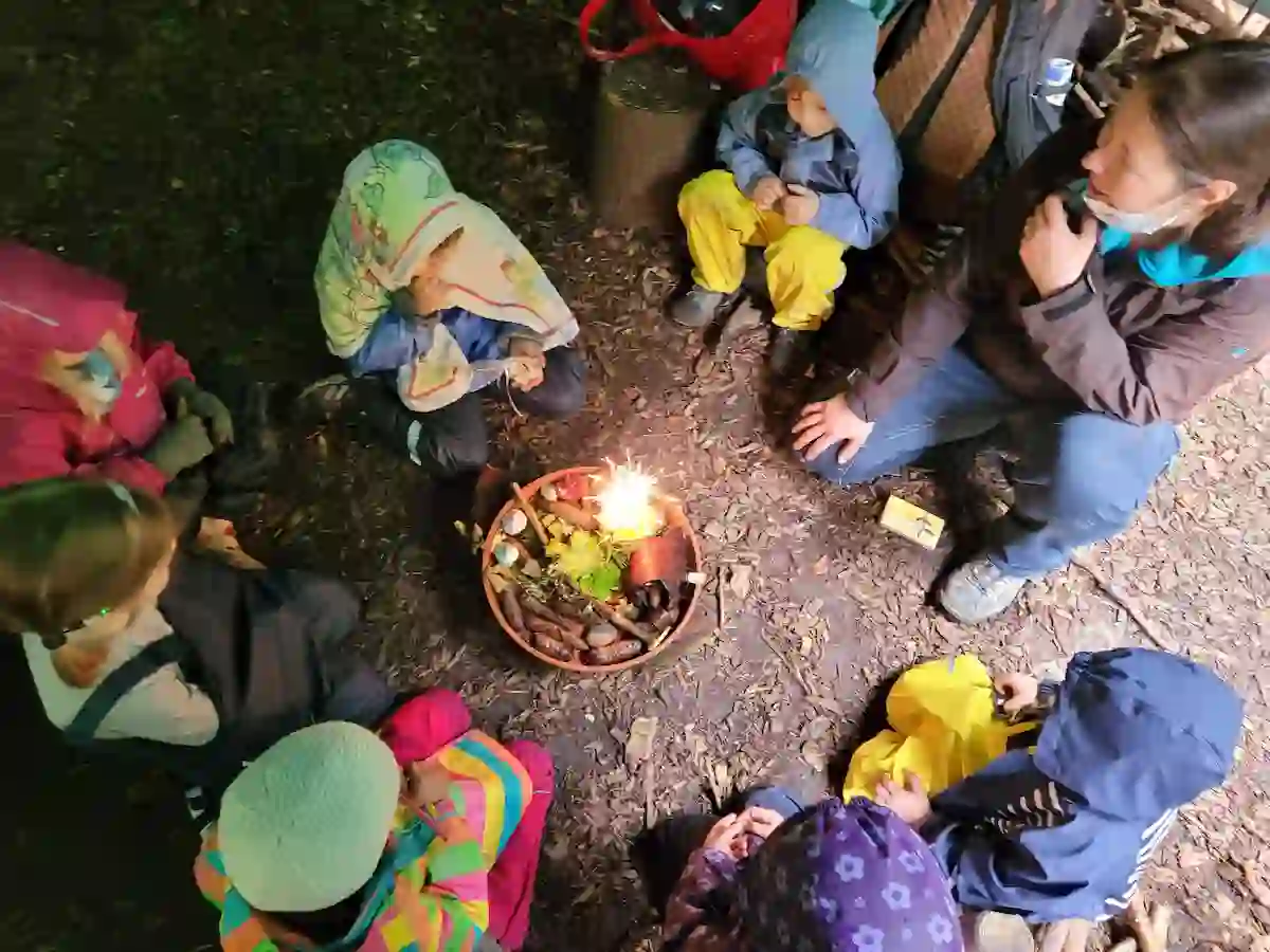 Kinder beim Spielen im Wald